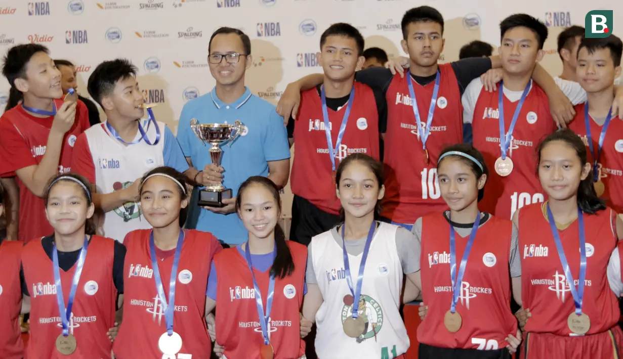 Para peserta NBA Junior tampak bahagia saat pengumuman 16 pemain yang menjadi Jr NBA Indonesia All-Star 2018 di Pluit Village Mall, Minggu (29/7/2018). (Bola.com/M Iqbal Ichsan)