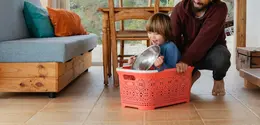 Sahabat Fimela, kamu dapat mengubah waktu libur sekolah menjadi kesempatan emas untuk mempererat bonding sekaligus mengasah kreativitas dan keterampilan anak. [Dok/freepik.com]