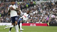 Gelandang Tottenham Hotspur asal Prancis #11, Mathys Tel (tengah), melepaskan tembakan, tapi gagal mencetak gol dalam pertandingan&nbsp;Premier League antara Tottenham Hotspur dan Bournemouth di Stadion Tottenham Hotspur, London, pada 30 Agustus 2025. (Ian Kington/AFP)