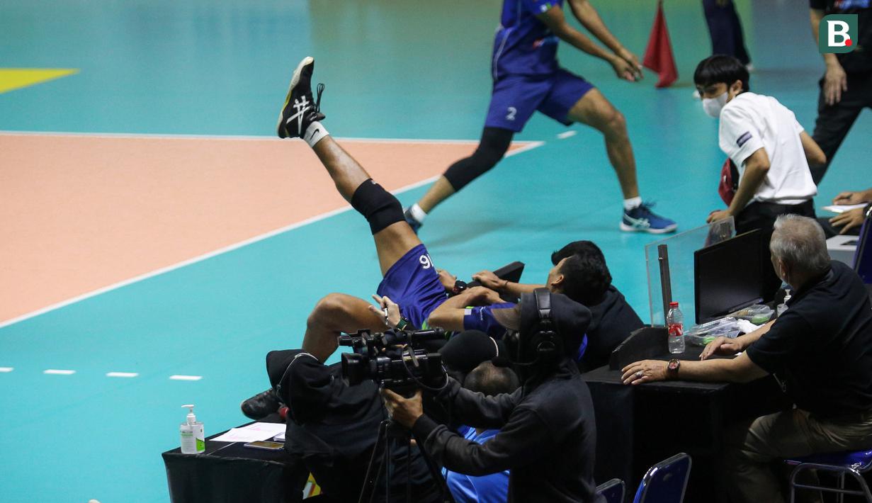 Pemain Jakarta Pertamina Pertamax, Febriyanto gagal menghalau bola yang menjadi poin terakhir saat menghadapi Jakarta BNI 46 dalam laga perebutan tempat ke-3 PLN Mobile Proliga 2022 di Padepokan Voli Jenderal Polisi Kunarto, Sentul, Minggu (27/03/2022). (Bola.com/Bagaskara Lazuardi)