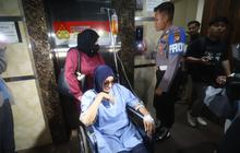 FOTO:  Berkursi Roda, Dokter Detektif Penuhi Panggilan Polres Jakarta Selatan