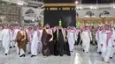 Putra Mahkota Arab Saudi Mohammed bin Salman saat meninjau Masjidil Haram di Mekah, Arab Saudi, Selasa (12/2). Pangeran Mohammed datang bersama rombongannya dalam jumlah yang cukup besar. (BANDAR AL-JALOUD/SAUDI ROYAL PALACE/AFP)