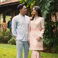 Sarah dan Azriel saat akan hadir dalam pengajian empat bulanan kehamilan Azriel Hermansyah. Dengan busana yang dikenakan, Azriel berharap adik Ameena laki-laki, sedangkan Sarah menebak anak kedua Atta dan Aurel perempuan. [Instagram/azriel_hermansyah]