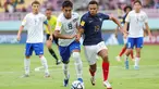 Pemain Timnas Prancis Joan Tincres berebut bola dengan pemain Timnas Uzbekistan Sherzodbek Abdulboriev pada pertandingan perempat final Piala Dunia U-17 2023 di Stadion Manahan, Solo, Jawa Tengah, Sabtu (25/11/2023). (LOC WCU17/NFL)