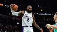 LeBron James meraih rebound melawan San Antonio Spurs pada 25 November 2022. (Dok. NBA)