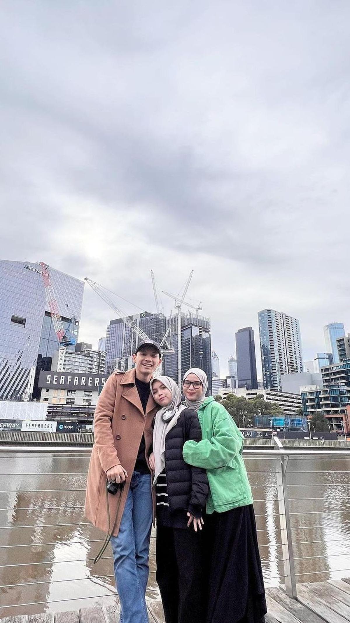 Saat ini, Ben Kasyafani bersama istri dan anaknya, Sienna tengah berlibur ke Autralia. Mereka tampak membagikan momen kebersamaannya.