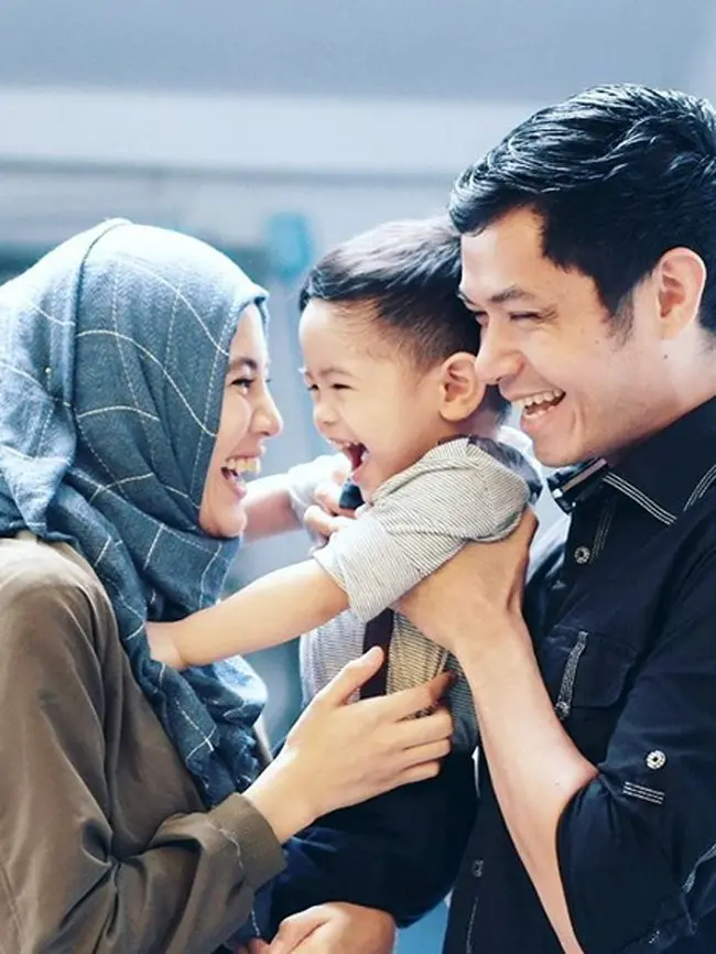 Alyssa Soebandono kini sedang hamil anak keduanya. Usia kandungan istri Dude Harlino itu kini sudah berjalan enam bulan. Dude sebelumnya mengaku kaget dengan kehamilan istrinya. Lantaran memang tidak ada program kehamilan. (Instagram/ichasoebandono)