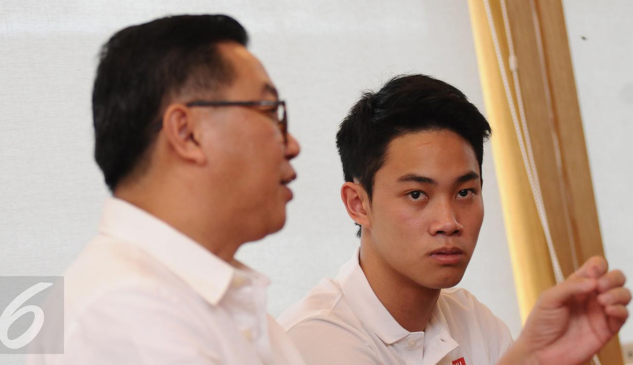 Presley Martono (kanan) menyimak keterangan terkait persiapan laga di ajang Eurocup Formula Renault 2.0 2017, Jakarta, Kamis (9/3). Presley akan menjadi pembalap utama dari tim asal Inggris, Mark Burdett Motorsport. (Liputan6.com/Helmi Fithriansyah)