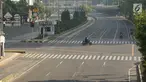 Pengendara sepeda motor melintas di Jalan MH Thamrin, Jakarta, Rabu (5/6/2019). Banyaknya warga Ibu Kota yang mudik ke kampung halaman untuk merayakan Hari Raya Idul Fitri membuat jalan protokol terpantau lengang. (Liputan6.com/Immanuel Antonius)