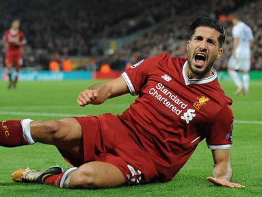 Pemain Liverpool, Emre Can berselebrasi setelah mencetak gol ke gawang Maribor pada laga lanjutan Grup E Liga Champions di Anfield, Kamis (2/11). Liverpool membuka lebar jalannya menuju babak 16 besar usai menang  3-0 atas Maribor. (AP/Rui Vieira)