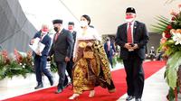 Ketua DPR Puan Maharani mengenakan baju adat Bali saat menyambut Presiden Jokowi dan Wapres Ma'ruf Amin di Sidang Tahunan MPR 2021. (Istimewa)