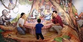 Christian Sugiono mengajarkan anaknya untuk bersosialisasi dan menghabiskan waktu di alam terbuka.