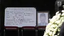 Sejumlah pelayat berdiri di luar rumah almarhum Probosutedjo yang berada di Jalan Diponegoro, Jakarta, Senin (26/3). Probosutedjo merupakan pengusaha yang juga pendiri Himpunan Pengusaha Pribumi Indonesia (Hippi). (Liputan6.com/Arya Manggala)