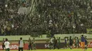 Pemain Persebaya menyapa bonek usai ditaklukkan PSMS pada laga perempat final Piala Presiden di Stadion Manahan, Solo, Sabtu, (3/2/2018). PSMS menang adu penalti dengan skor 4-3. (Bola.com/M Iqbal Ichsan)