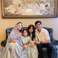 Walaupun bercerai, Tyna dan Kenang tetap merayakan lebaran bersama. Seperti ini potret mereka. [Instagram/tynadwijayanti]