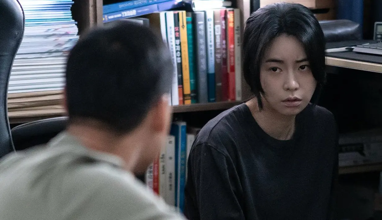 <p>Lim Ji Yeon berperan sebagai Sang Eun, korban KDRT yang bermimpi untuk melarikan diri dari kenyataan neraka. Choi Jae Rim berperan sebagai suaminya yang kejam, bernama Yoon Bum, seorang penjual farmasi yang memeras para dokter dengan bukti korupsi mereka. (Foto: ENA via Soompi)</p>