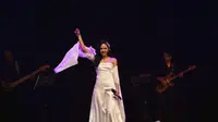 Salah satu lagu yang dibawakan dalam momen kelulusan Sisca adalah Kelopak-kelopak Bunga Sakura. Dalam akun Twitternya, ia mengungkap bahwa lagu yang dibawakan di penampilan terakhir adalah pilihannya sendiri. [Instagram/jkt48sisca]