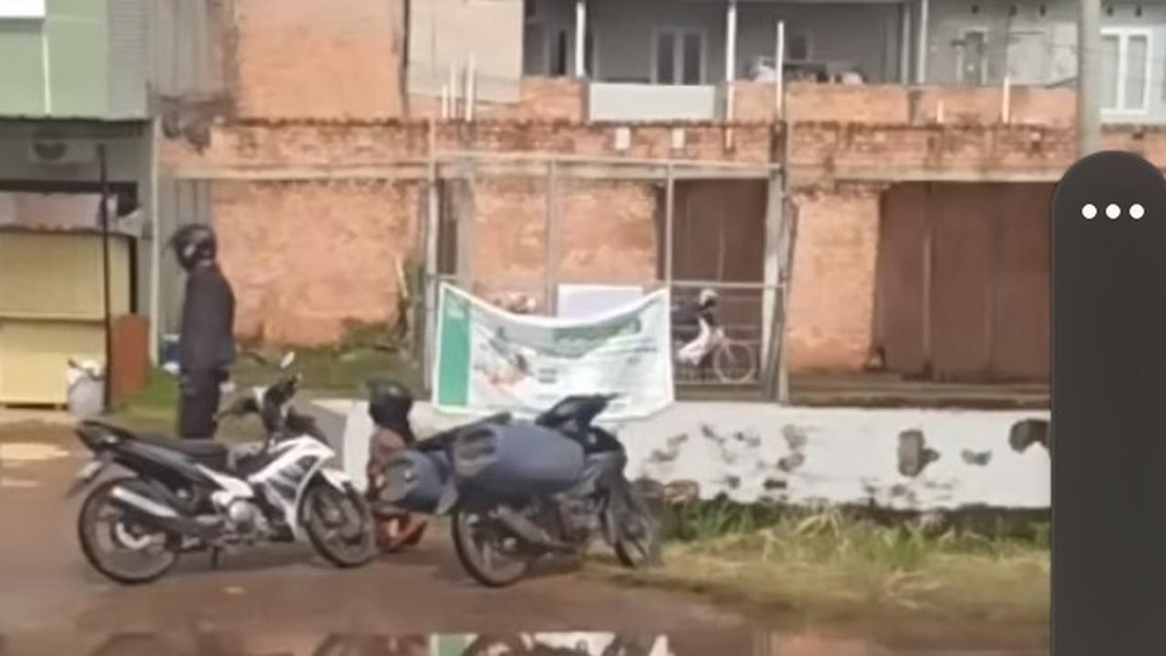 Viral Diduga Polisi Ambil Kunci Motor Warga hingga Memohon Bersujud Cuma Karena Kecipratan
