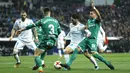 Aksi pemain Real Madrid, Francisco Roman "Isco", melewati adangan para pemain Leganes pada perempat final Copa del Rey di Santiago Bernabeu stadium, Madrid, (24/1/2018). Leganes menang 2-1. (AP/Francisco Seco)