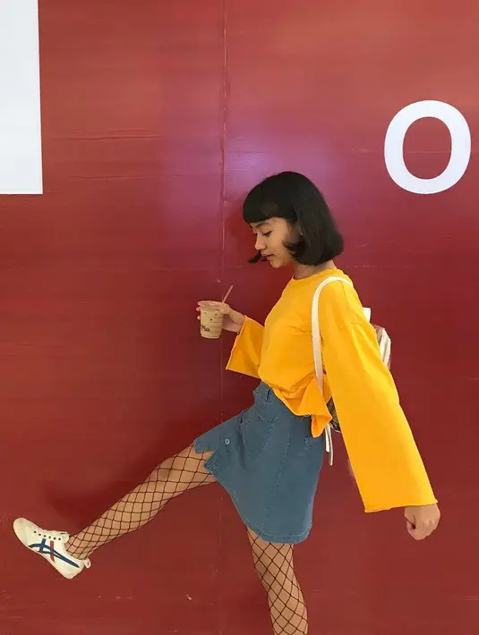 Coba lihat, kekinian banget kan? Mima memakai rok mini dengan atasan berwarna kuning. Yang membuat gayanya makin kekinian adalah, Mima memakai fishnet di kakinya dan memadukannya dengan sneakers putih. (Instagram/mimashafa)
