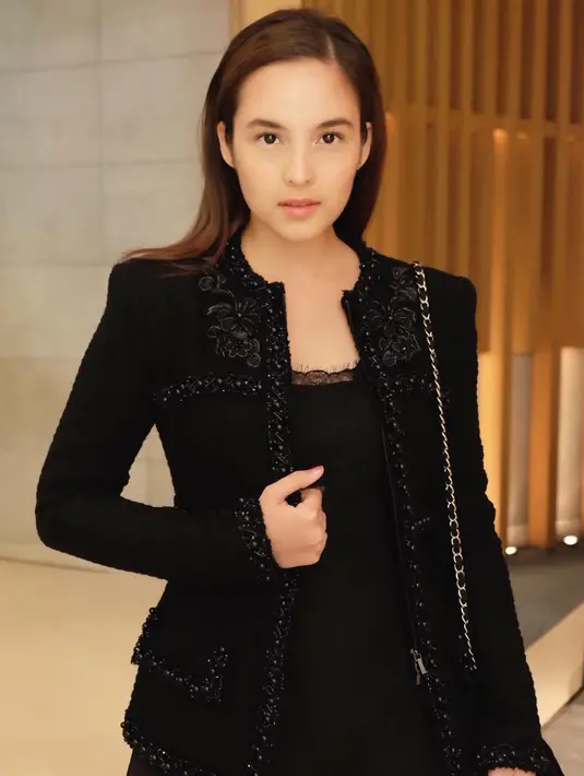 Terlepas dari itu, perempuan yang gemar dunia teater ini juga sering tampil formal dan elegan. Seperti black outfitnya kali ini, Chelsea memakai blazer yang membuat tampilan sederhananya terlihat elegan. (Instagram/chelseaislan)