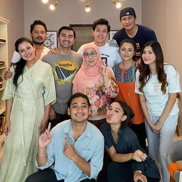 6 Potret Kebersamaan Nessa Sadin dan Uci Bing Slamet, Sama-sama Awet Muda