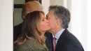 Melania Trump saat menyambut Presiden Argentina Mauricio Macri di Gedung Putih, Washington, AS, (27/4). Busana yang dipakai Melania Trump bernilai sekitar Rp54 juta. (AP Photo/Pablo Martinez Monsivais)