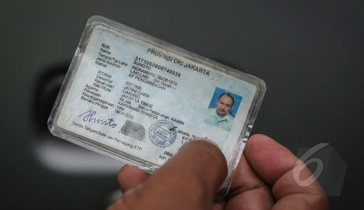Kartu identitas milik mayat seorang pria yang ditemukan tewas dalam mobil di kawasan Taman Wiladatika, Jakarta, Minggu (3/5/2015). Mayat pria yang diketahui bernama Sunoto (41) tersebut ditemukan oleh seorang penyapu jalanan. (Liputan6.com/Faizal Fanani)
