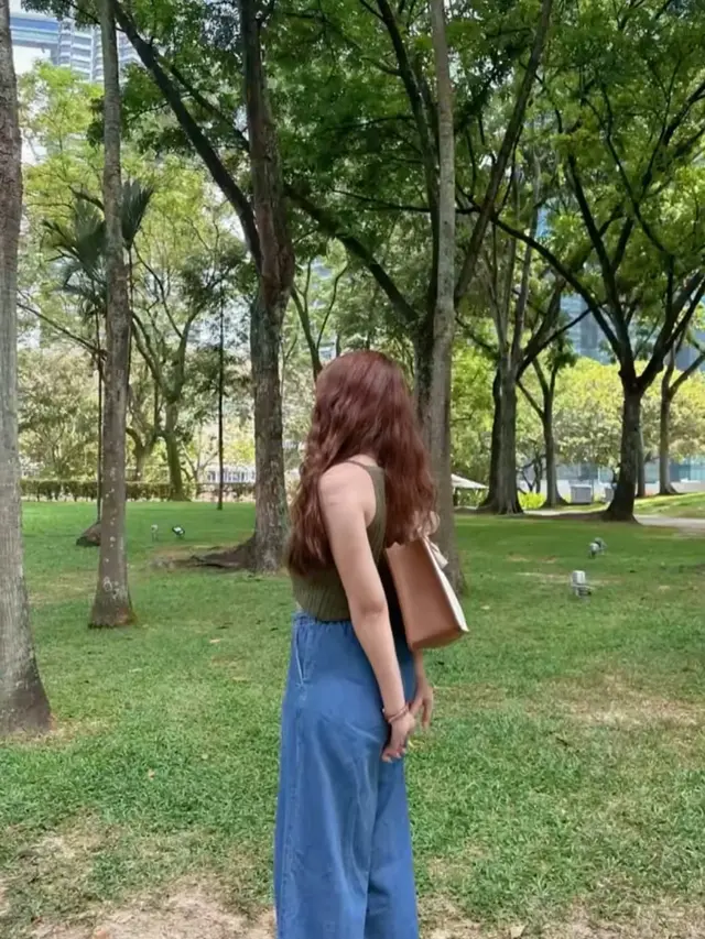 Pose Perempuan Pemalu