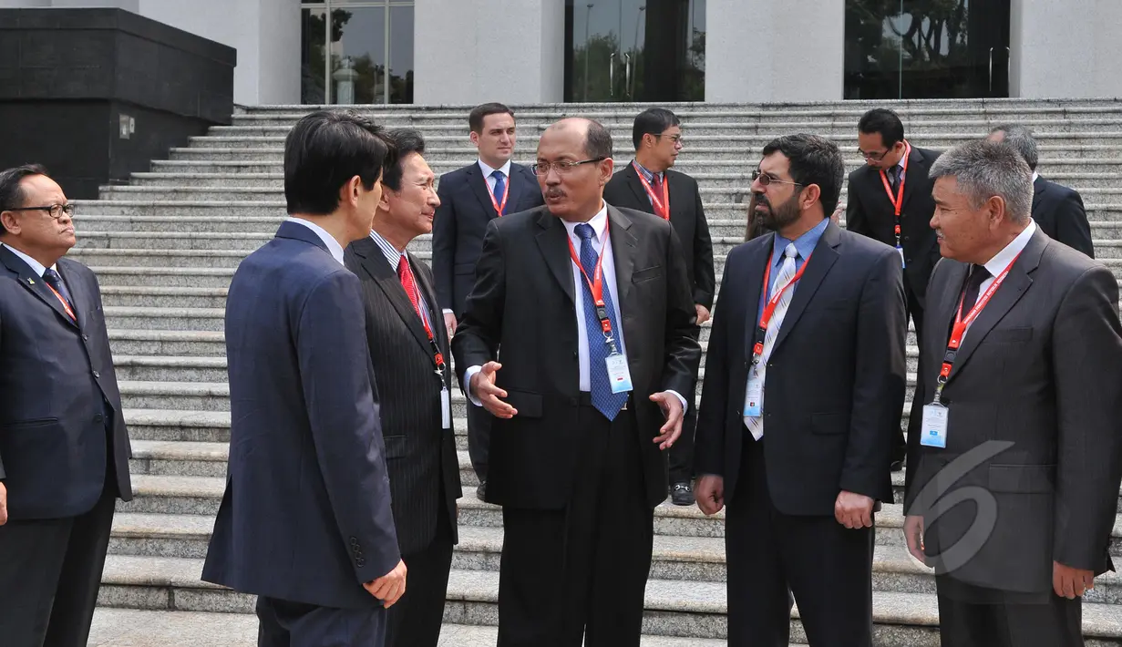 Sekjen MK Janedjri M. Gaffar (tengah) berbincang dengan Delegasi Asosiasi Sekjen Mahkamah Konstitusi Se Asia di Gedung MK, Jakarta, Selasa (26/5/2015). Kunjungan dalam rangka observasi persidangan. (Liputan6.com/Herman Zakharia)