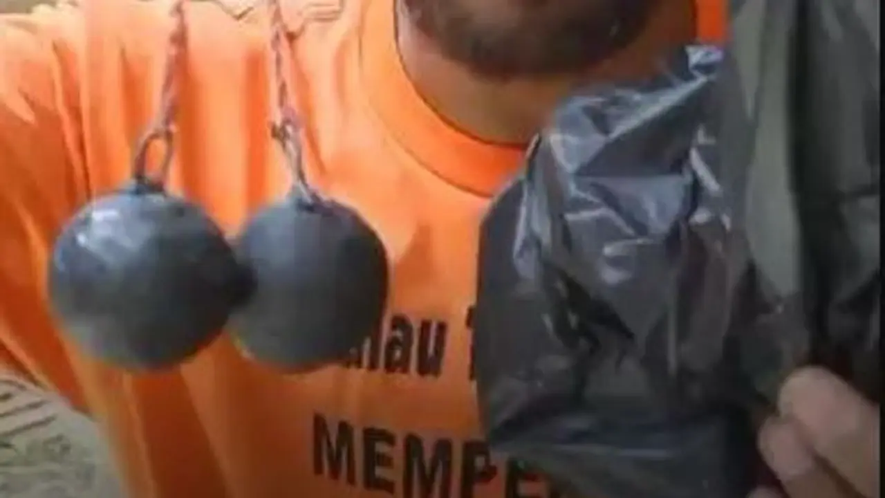 Kreasi Pria Mengolah Sampah Plastik Kresek Jadi Mainan Lato-Lato