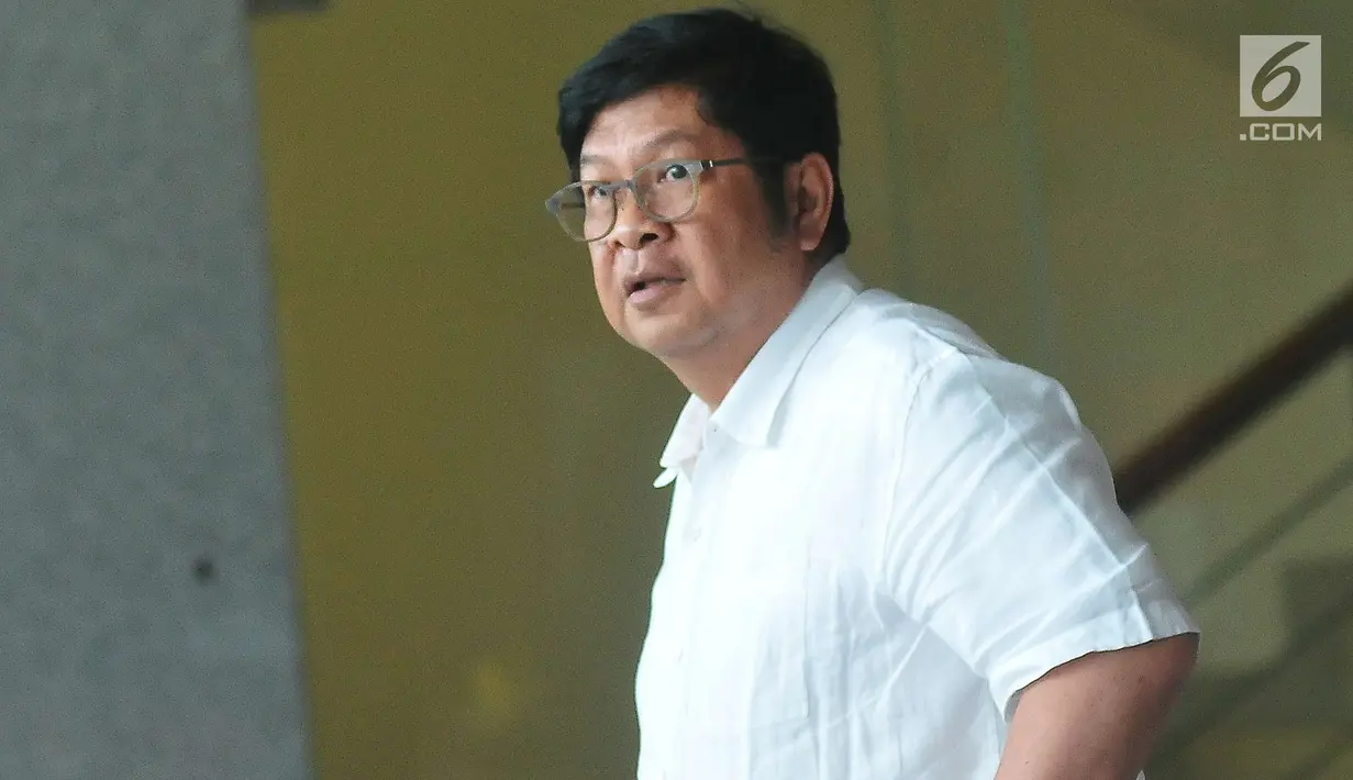 Ekspresi mantan Menteri BUMN, Laksamana Sukardi usai menjalani pemeriksaan di KPK, Jakarta, Rabu (26/7). Laksamana Sukardi diperiksa sebagai saksi dengan tersangka mantan Kepala BPPN Syafruddin Arsyad Temenggung. (Liputan6.com/Helmi Afandi)