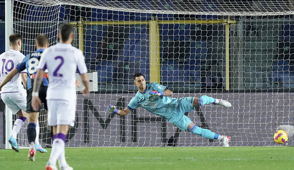 Sementara Fiorentina berhasil menang 3-2 saat bertandang ke markas Atalanta. Fiorentina unggul 1-0 terlebih dahulu melalui eksekusi penalti Kryzsztof Piatek pada menit ke-9. Penalti diberikan usai wasit meninjau ulang VAR akibat insiden pelanggaran di dalam kotak penalti. (LaPresse via AP/Spada)