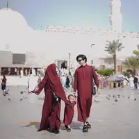 Kali ini, mereka tampil kompak full team dengan busana nuansa merah maroon. (Instagram/rey_mbayang).