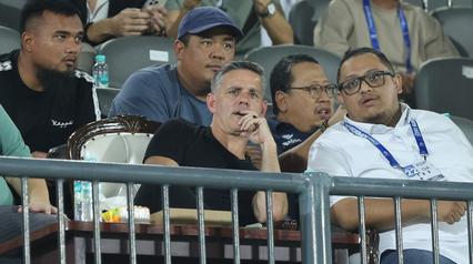 Pelatih Timnas Indonesia, John Herdman, kembali melakukan pemantauan pemain. Kali ini dengan menonton langsung laga Dewa United FC melawan Borneo FC Samarinda pada pekan ke-22 BRI Super League di Indomilk Arena, Tangerang, pada Minggu (22/2/2026). (Bola.com/M Iqbal Ichsan)