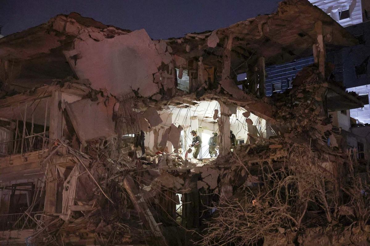 FOTO: Pembalasan Iran, Rudal Balistik Memorakporandakan Kompleks Bangunan di Kota Tel Aviv Israel
