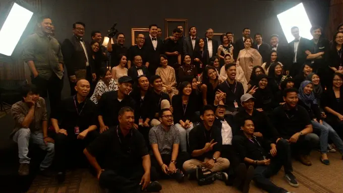 [Bintang] Foto bersama artis dan seluru redaksi dan kru