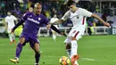 Pemain AS Roma, Diego Perotti (kanan) melepaskan tembakan saat diadang pemain Fiorentina pada laga Serie A di Artemio Franchi stadium, Florence, (5/11/2017). AS Roma menang 4-2. (AFP/Tiziana Fabi)