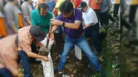 Kaget Lihat Sampah, Wagub Djarot Bersihkan Got di Setiabudi