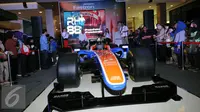 Replika mobil F1 Rio Haryanto dipajang saat Meet and Great di Mall Kota Kasablanka, Jakarta, Kamis (7/4/2016). Rio, pembalap Indonesia pertama yang turun di ajang balap Formula 1. (Liputan6.com/Helmi Fithriansyah)