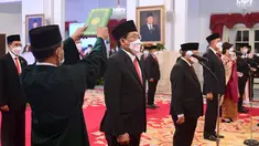 Sejumlah Duta Besar (dubes) Luar Biasa Berkuasa Penuh (LBBP) Republik Indonesia mengucapkan sumpah jabatan di Istana Negara Jakarta, Senin (25/10/2021). Salah satunya adalah Fadjroel Rachan yang menjadi Dubes LBBP RI untuk Republik Kazakhstan merangkap Republik Tajikistan. (Foto: Setpres/Muchlis Jr)