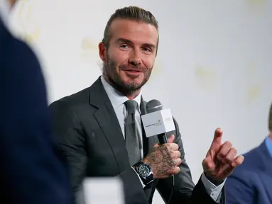 Mantan pemain sepak bola Inggris David Beckham (tengah) didampingi Presiden Las Vegas, Sands Robert Goldstein (kanan) memberi keterangan saat konferensi pers di Tokyo, Jepang (4/10). (AP Photo/Shizuo Kambayashi)