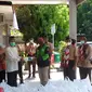 Perwakilan driver Gojek menyerahkan paket makanan dalam mendukng program Buka Bersama On The Screen (BuBOS) Jawa Barat. (Dok:Gojek)