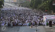 Umat Muslim di kawasan Jatinegara dan sekitarnya melaksanakan sholat Idul Adha 1436 H, Jakarta, Kamis (24/9/2015). Ruas Jalan Jatinegara Barat disulap menjadi tempat pelaksanaan salat. (Liputan6.com/Yoppy Renato)