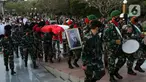Anggota TNI mengiringi jenazah Menteri Pendayagunaan Aparatur Negara dan Reformasi Birokrasi (Menpan RB) Tjahjo Kumolo menuju lokasi pemakaman di Taman Makam Pahlawan Nasional, Kalibata, Jakarta, Jumat (1/7/2022). Menpan RB Tjahjo Kumolo meninggal dunia pada Jumat (1/7) sekitar pukul 11.10 WIB. (Liputan6.com/Helmi Fithriansyah)