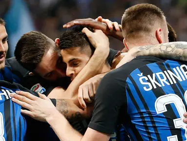 Pemain Inter Milan merangkul rekan setimnya, Joao Cancelo setelah mencetak gol ke gawang Cagliari pada laga pekan ke-33 Serie A, di Giuseppe Meazza, Selasa (17/4). Inter Milan memetik kemenangan meyakinkan dengan skor 4-0. (AP/Antonio Calanni)