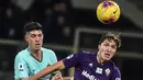 Penyerang Fiorentina, Federico Chiesa (kanan) berebut bola dengan bek Inter Milan,  Alessandro Bastoni pada pertandingan lanjutan Liga Serie A Italia di stadion Artemio-Franchi di Florence (15/12/2019). Inter Milan bermain imbang 1-1 atas Fiorentina. (AFP Photo/Filippo Monteforte)