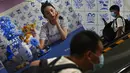 Seorang pria naik eskalator lewat iklan di stasiun kereta bawah tanah di Beijing, Kamis (16/9/2021).  China pada Kamis (15/9) melaporkan beberapa lusin tambahan kasus virus corona yang ditularkan secara lokal saat berfungsi untuk menahan wabah di provinsi timur Fujian. (AP Photo/Andy Wong)