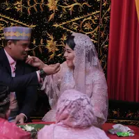 Putri Presiden Joko Widodo atau Jokowi resmi menyandang marga Siregar. Prosesi adat  berlangsung pada hari Selasa (21/11/2017) di kediaman Dodi Sinomba Siregar, tulang atau kakak laki-laki dari Ibunda Donny Nasution. (dok. Media Center Medan)