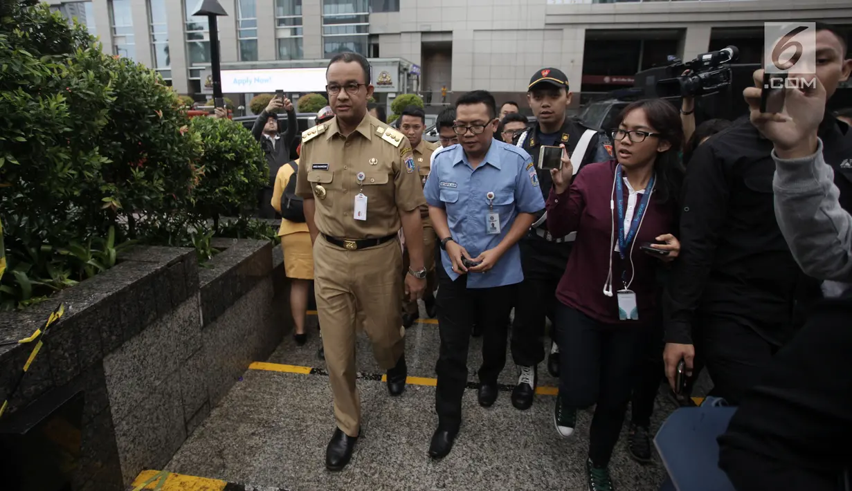 Gubernur DKI Jakarta Anies Baswedan meninjau Gedung Bursa Efek Indonesia (BEI), Jakarta, Senin (15/1). Anies mengakui pemeriksaan atau inspeksi pada Mei 2017 lalu tidak maksimal atau kesulitan lantaran saat itu ada aktivitas. (Liputan6.com/Arya Manggala)
